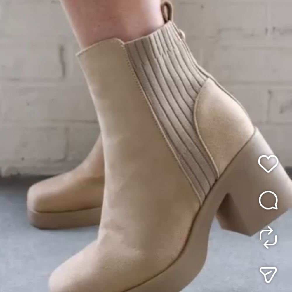 Pierre Dumas Chunky Platform boots Ankle Bootie Tan suede-like NEW